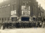 Personeel van Standaart Orgelfabriek staat voor bioscoop Pandora. Let op de fraaie gevellantaarns.
<br/>
Gemeentearchief Schiedam, ca. 1935
